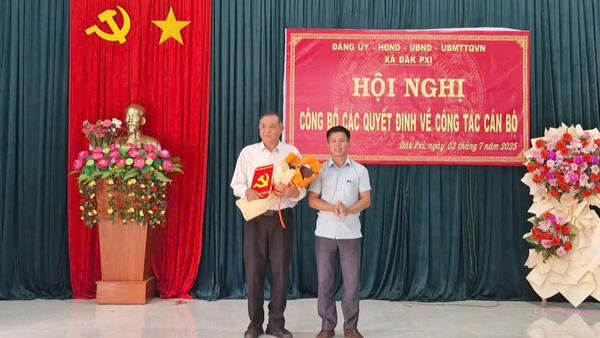 Ban Thường vụ Đảng ủy xã đã trao Quyết định nghỉ hưu cho ông Trương Văn Dũng, nguyên Phó Bí thư Đảng ủy xã.